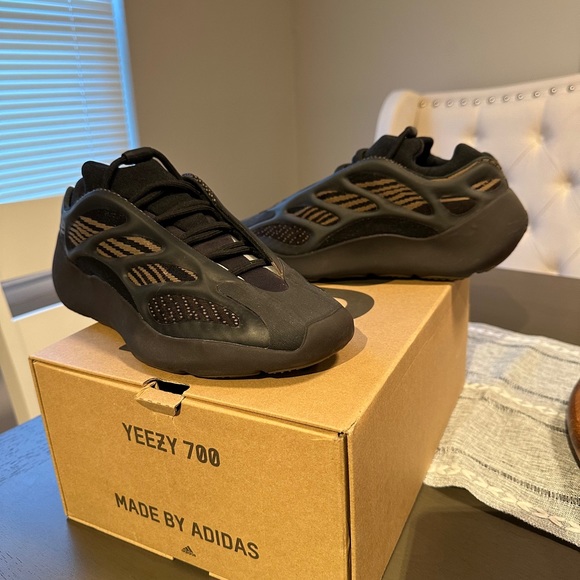 YEEZY 700 V3 Clay Brown